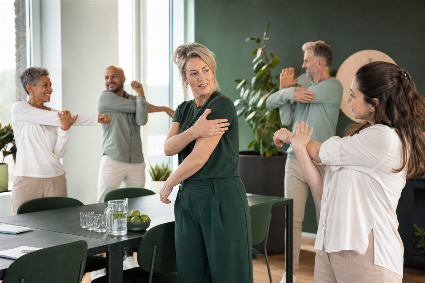 Collega's doen samen rekoefeningen tijdens een training op kantoor